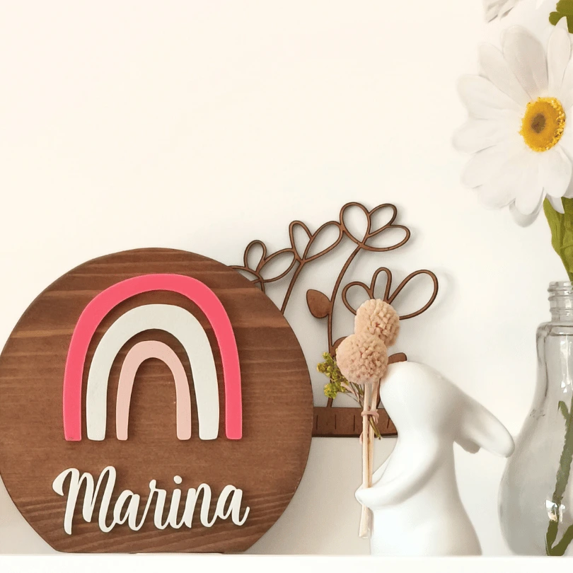 Placa decorativa de madera con arcoíris en relieve y nombre personalizado